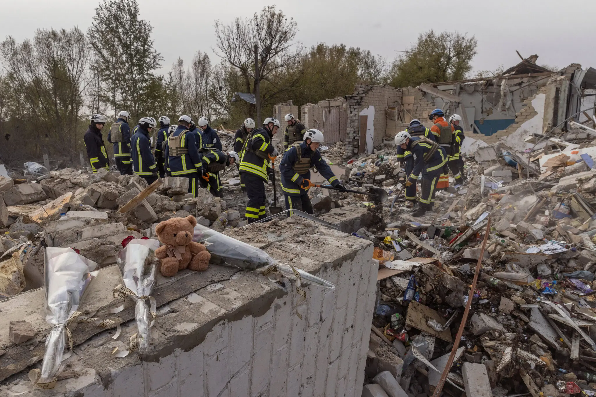 Рятувальники шукають останки загиблих 6 жовтня на місці ракетного обстрілу в Грозі
